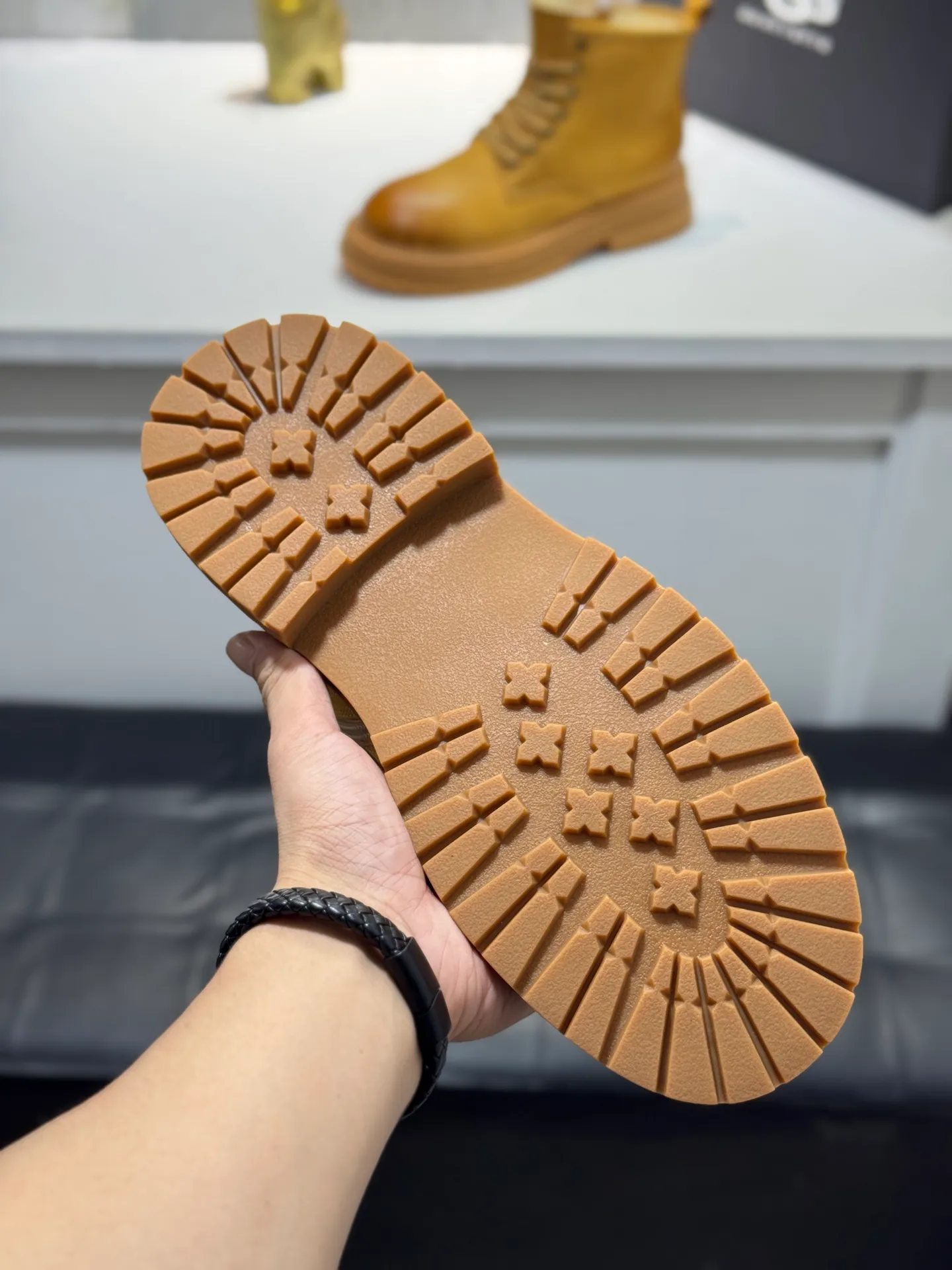 Men's men's shoes 💰660 [New style] 🦥🦥UGG - high-end quality 🔥Australian imported wool 🔥Full fur original single entry and exit counter without pressure, let you feel no replacement 💏The upper is made of first-layer cowhide 'all original Australian wool' Strict men's boots thick wool can be distinguished by the naked eye 💓Real wool keeps warm and does not smell like feet, warms the whole winter ✨Carefully crafted for those who know the goods🔥Size: 38-44 (45 customized